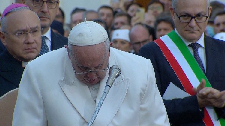 El Papa lloró por Ucrania a los pies de la Inmaculada