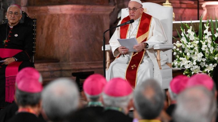 El Papa pide a los líderes de la Iglesia 'abrazar al mundo con el Evangelio'