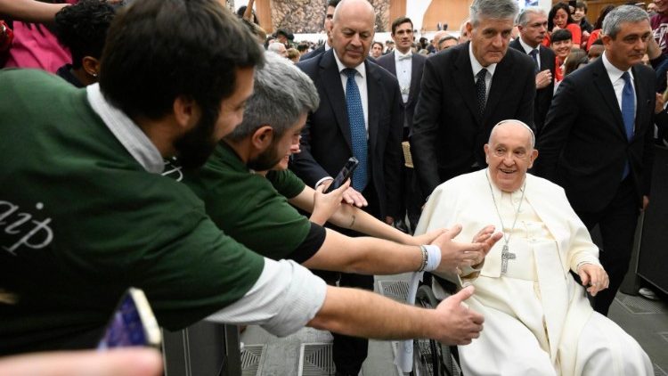 El Papa pide ocuparse de los desfavorecidos para que no abandonen sus estudios