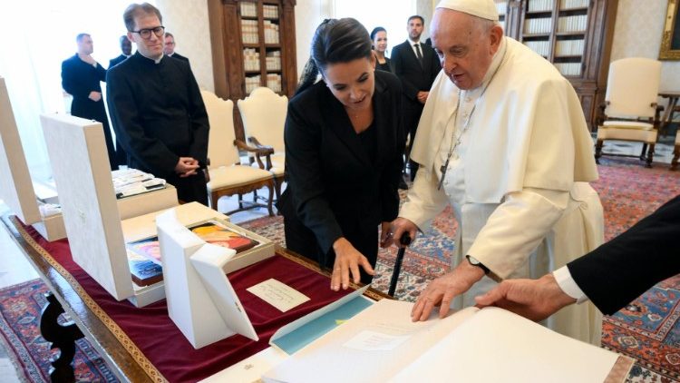 El Papa recibió a la presidenta de Hungría con la guerra de Ucrania en agenda