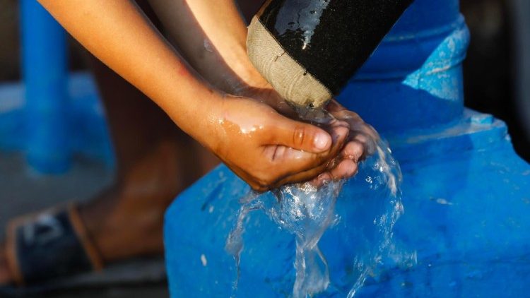 El Papa reiteró su llamado a garantizar el derecho humano fundamental al agua