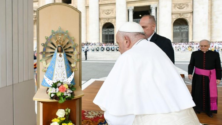 El Papa rezó por la Argentina ante la imagen de la Virgen de Luján