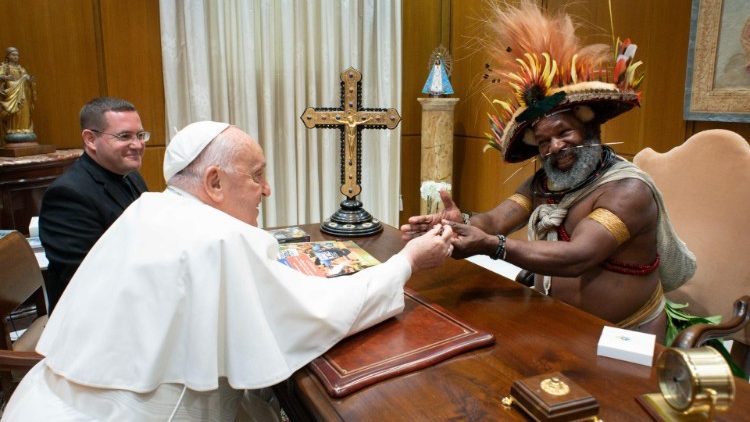 Reunión del Papa con un líder tribal ambientalista de Papúa Nueva Guinea