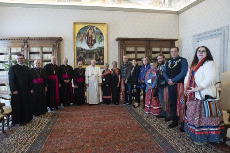 El Papa se reunió con indígenas del Canadá para empezar un proceso de reconciliación