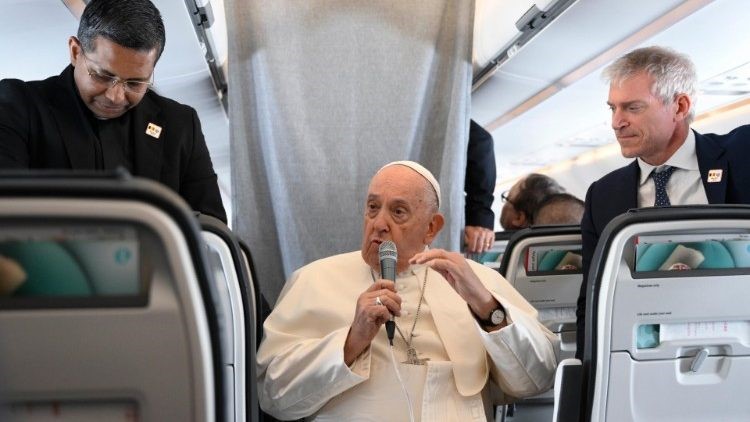 El Papa, a los periodistas en el vuelo hacia Roma: 'La guerra es inmoral'