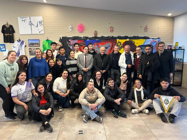 El Card. Tolentino de Mendonça visitó la sede de Scholas en el Barrio 31