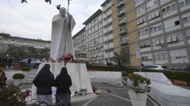 Francisco pasó una noche tranquila tras consignarse una mejoría 'gradual y ligera'