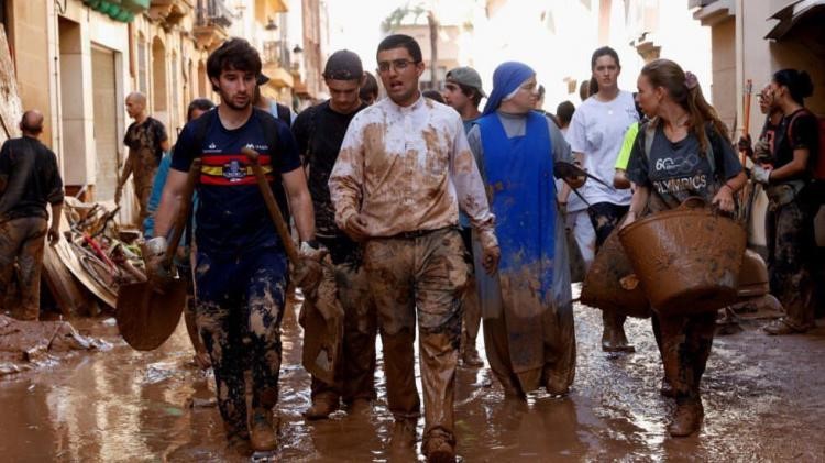 España: la Iglesia se mete en el barro para ayudar a las víctimas de la DANA