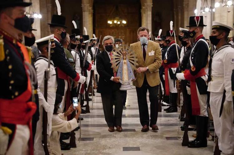 Excombatientes argentinos e ingleses rezan por la paz en Luján