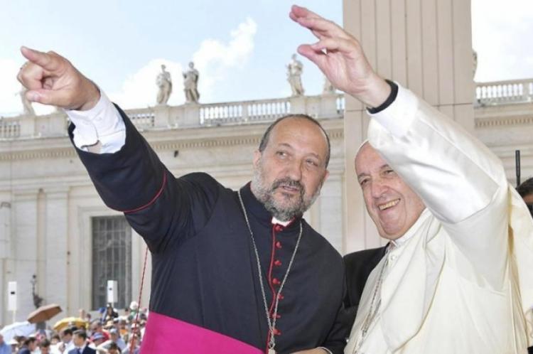 Ferviente oración por el papa Francisco de la comunidad de San Luis