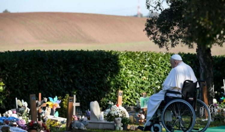 Fieles Difuntos: oración en silencio del Papa en el cementerio Laurentino