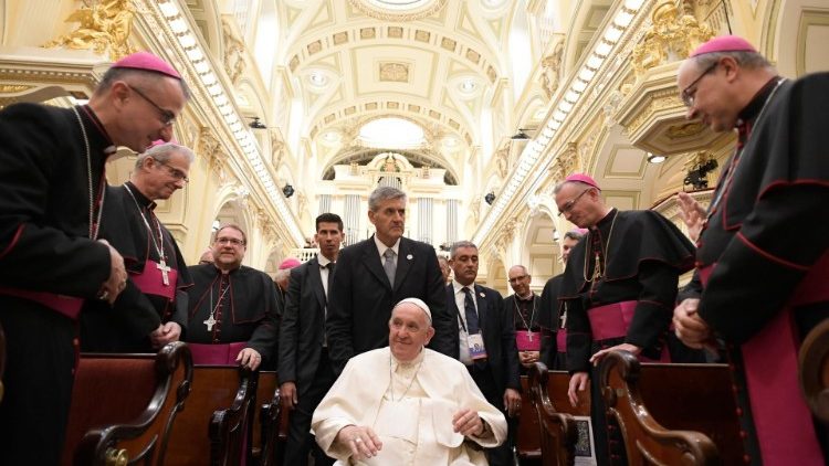 Francisco a la Iglesia en Canadá: Nunca más la idea de que existe una cultura superior