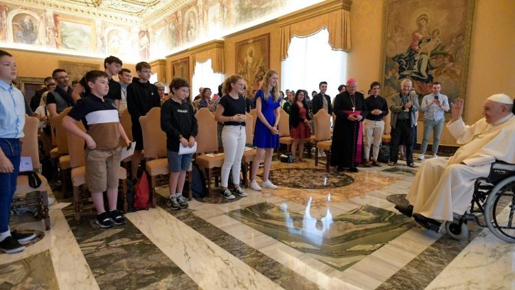 Francisco a los jóvenes franceses: Que los futuros santos sean su inspiración