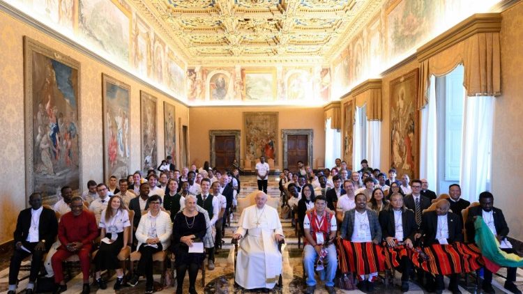 Francisco, a los jóvenes: 'Hagan la revolución de la caridad y el servicio'