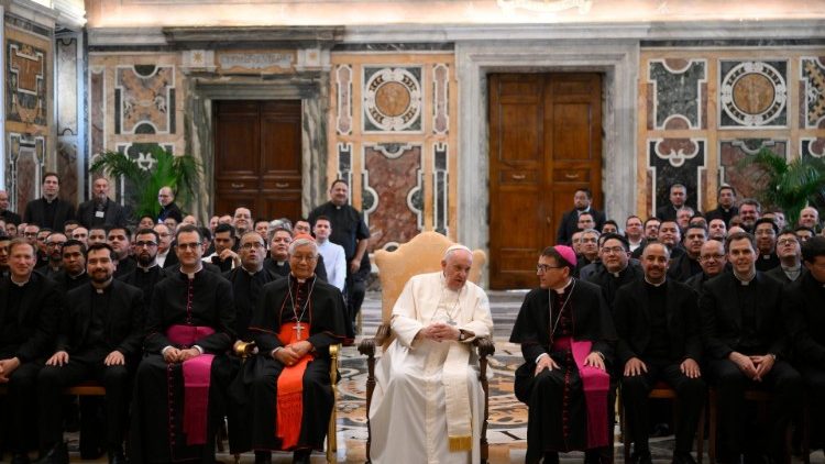 Francisco advierte a formadores de seminarios "no formar superhombres que controlen todo"