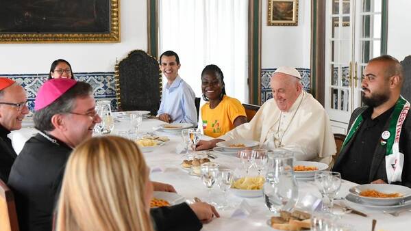 Francisco almorzó con diez jóvenes participantes de la JMJ Lisboa