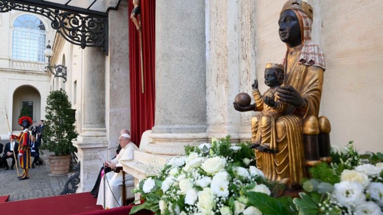 Francisco: 'Celebrar a María es celebrar la ternura de Dios'