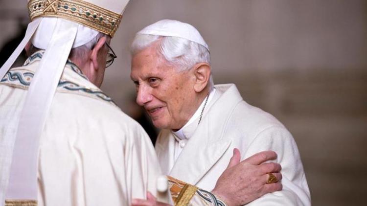 Francisco celebrará una misa en memoria de Benedicto XVI y los obispos fallecidos