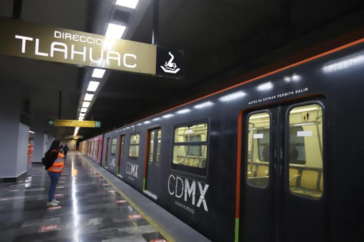 Francisco comparte 'un pedacito de viaje' con los usuarios del subte en México