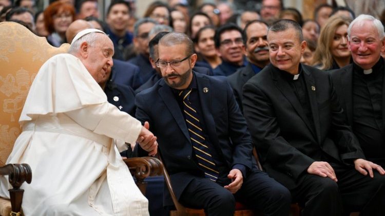 Francisco destaca la labor de un medio que lleva consuelo a los migrantes