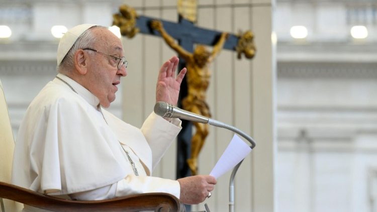 Francisco: el Espíritu Santo nos ayuda a rezar con el corazón