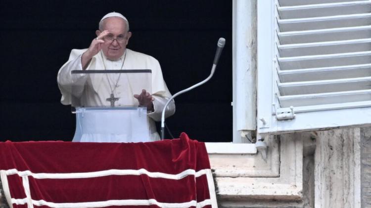 El Papa, en el Ángelus: 'Cristo está vivo y camina con nosotros'