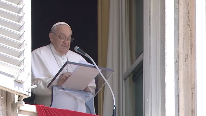 Francisco, en el Ángelus: 'Jesús sacia el hambre de esperanza, de verdad y de salvación'