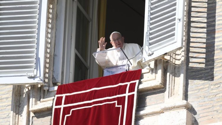 Francisco, en el Ángelus: 'Las bienaventuranzas, el camino hacia la santidad'