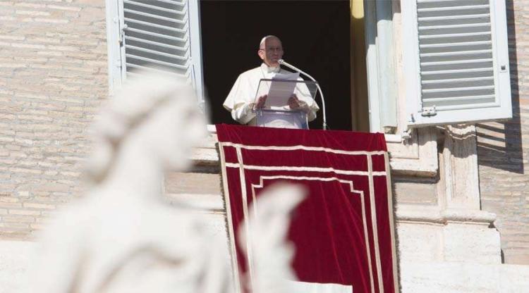 Francisco en el Ángelus: "María canta la esperanza y reaviva en nosotros la esperanza"