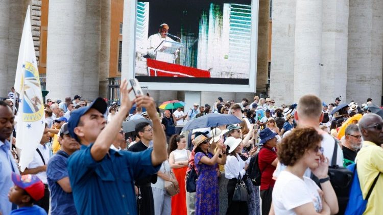 Francisco en el Ángelus: 'Nuestra vida está llena de milagros'