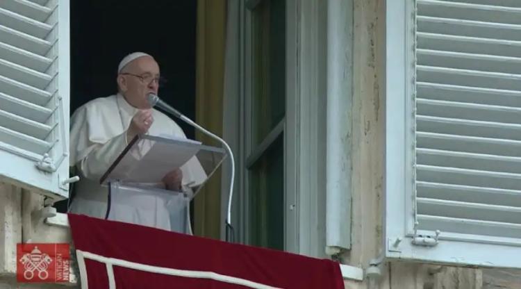 Francisco en el Regina Coeli: "El Señor, mientras nos lee dentro, nos quiere"