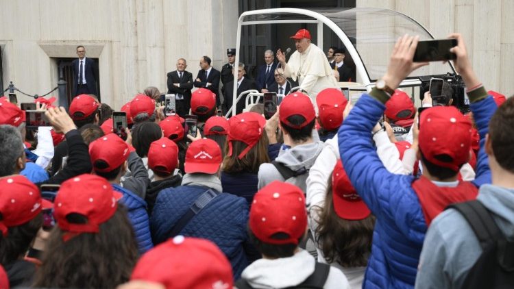 Francisco invitó a los jóvenes a rezarle a la Santísima Virgen