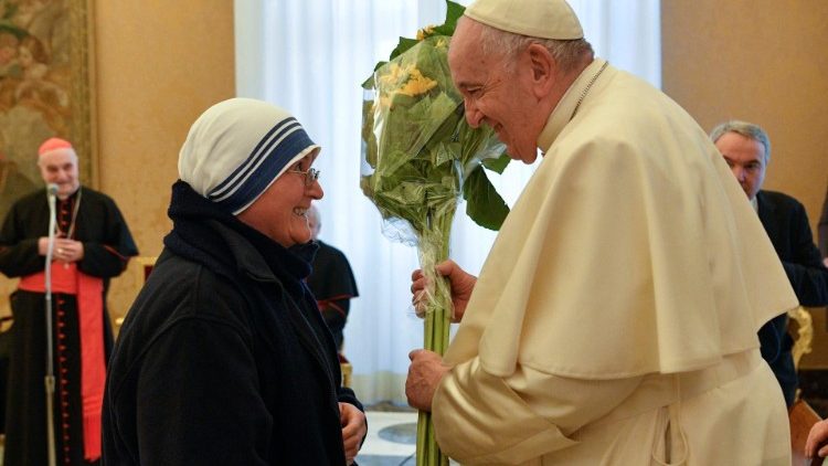 Francisco: La caridad cristiana es cercanía con oración no sólo beneficencia