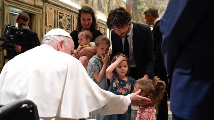 Francisco: "Las redes de familias son un antídoto contra la soledad"