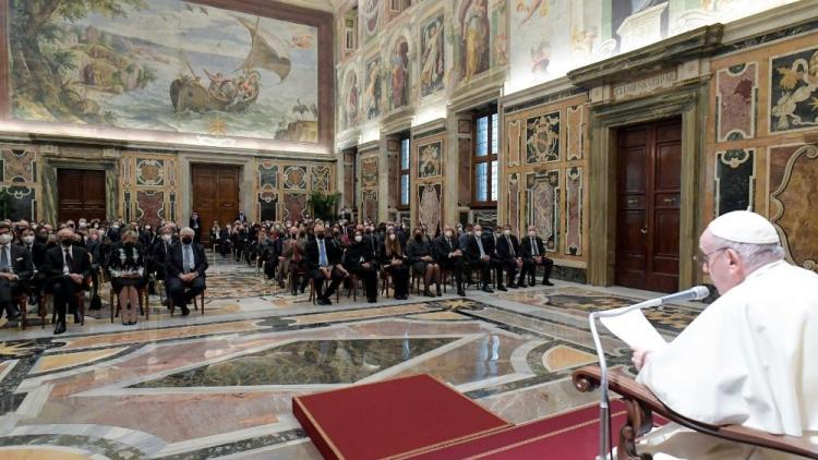 Francisco: los impuestos, si son justos, protegen a los pobres y a los últimos