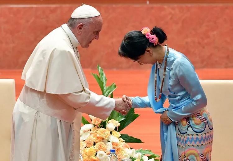 Francisco: 'Pedí la liberación de Aung San Suu Kyi y le ofrecí asilo en el Vaticano'