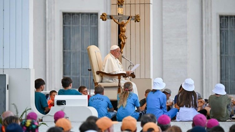 Francisco recibió en la Plaza de San Pedro a monaguillos de varios países