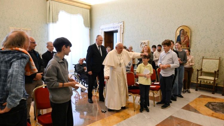 Francisco recordó que la ayuda también puede ser una mirada fraterna o una escucha sincera