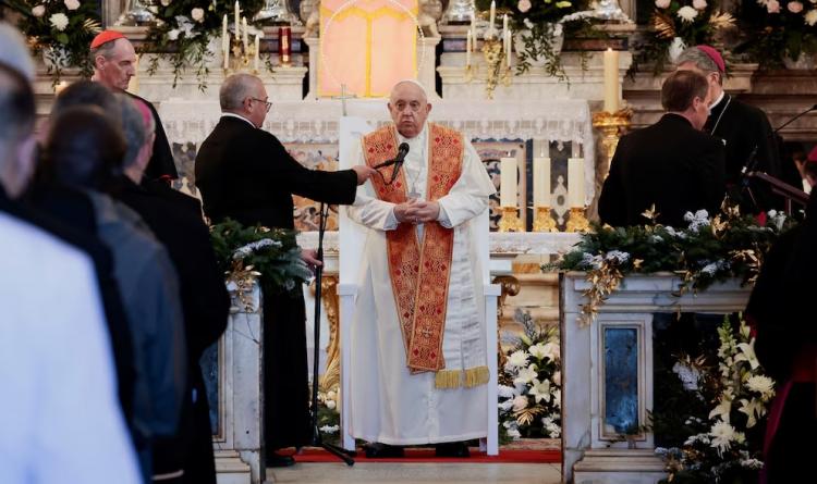 Francisco rezó por la paz 'para Tierra Santa, donde María dio a luz a Jesús'