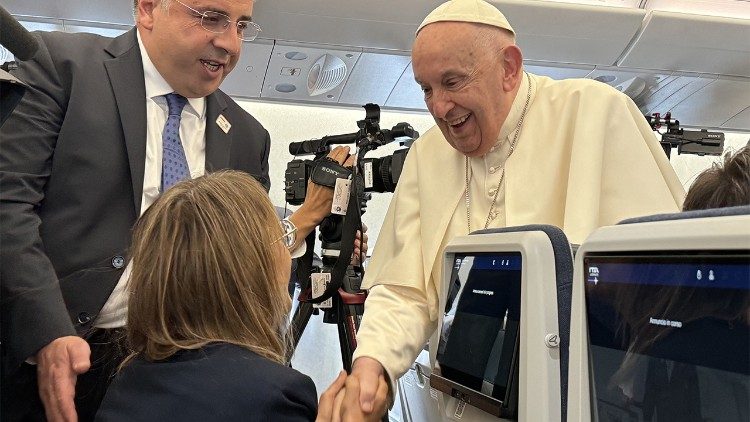 Francisco saludó a los periodistas a bordo del vuelo papal