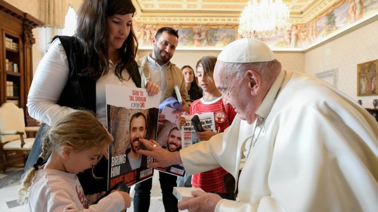 Francisco se reunió con rehenes israelíes liberados y familiares