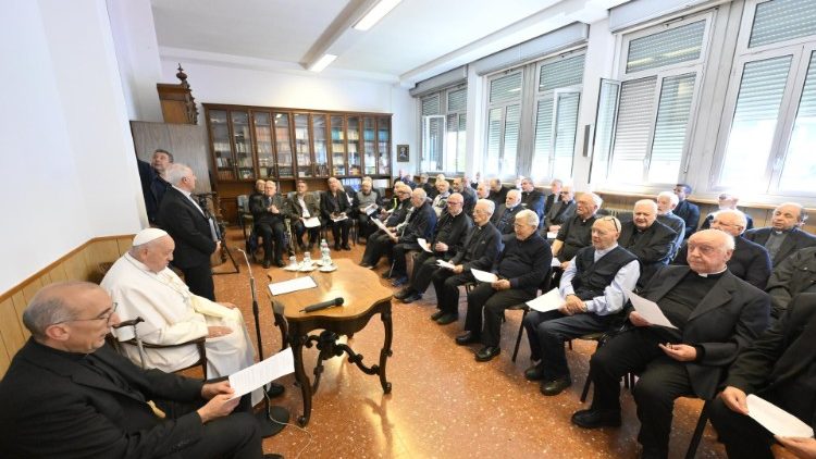 Francisco se reunió con sacerdotes ancianos en una parroquia romana