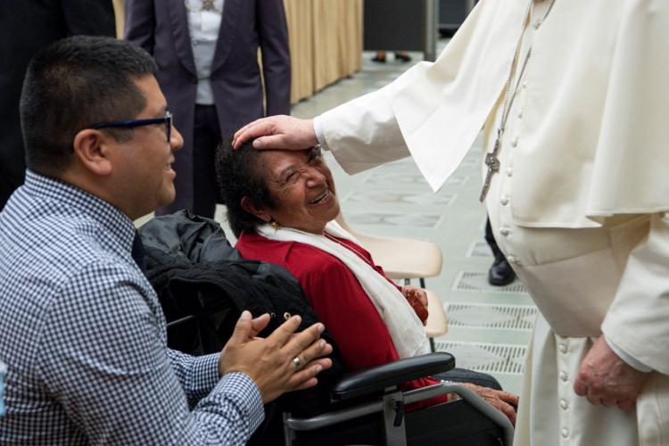 Francisco: Tratar a los enfermos en su totalidad como personas a imagen de Dios