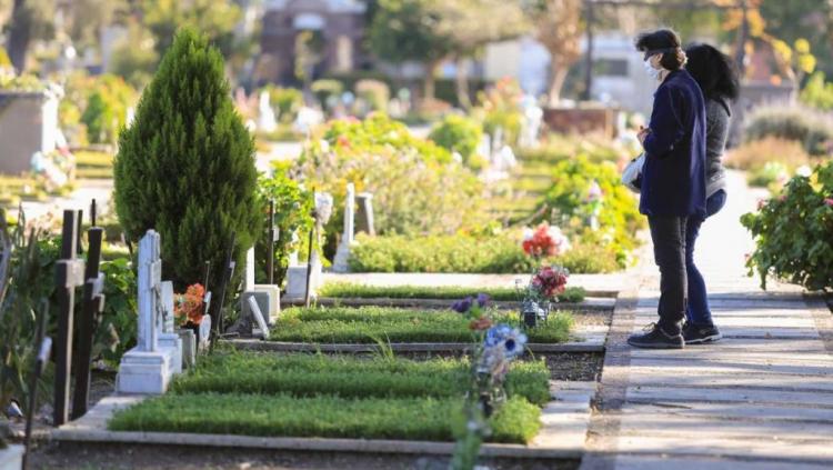 Gesto misionero "Consuelen a mi pueblo" en los cementerios porteños