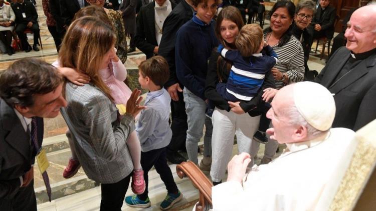 Proteger a la familia de las ideologías que la destruyen, pidió el Papa