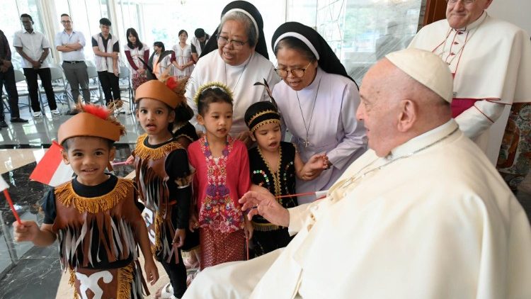 Indonesia: huérfanos y refugiados dan la bienvenida al Papa