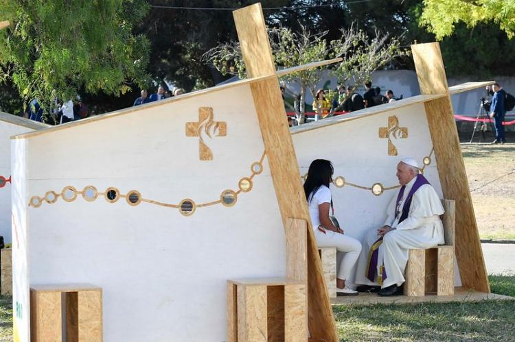 JMJ Lisboa: Francisco confesó a tres jóvenes en el Parque del Perdón