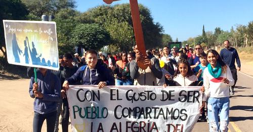 Jóvenes de Cruz del Eje peregrinaron con la Virgen de Luján hacia Media Naranja