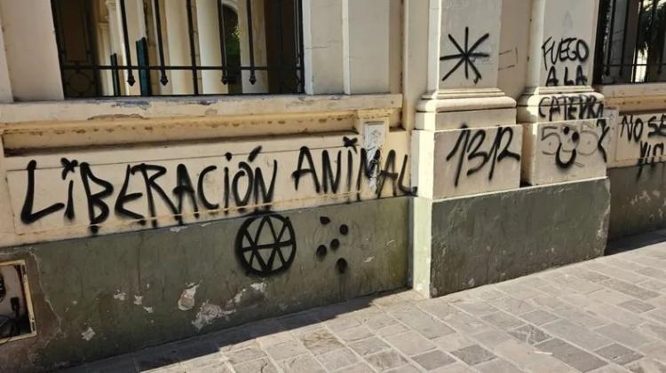 Jujuy: pintadas ofensivas en la catedral Santísimo Salvador tras la marcha de mujeres