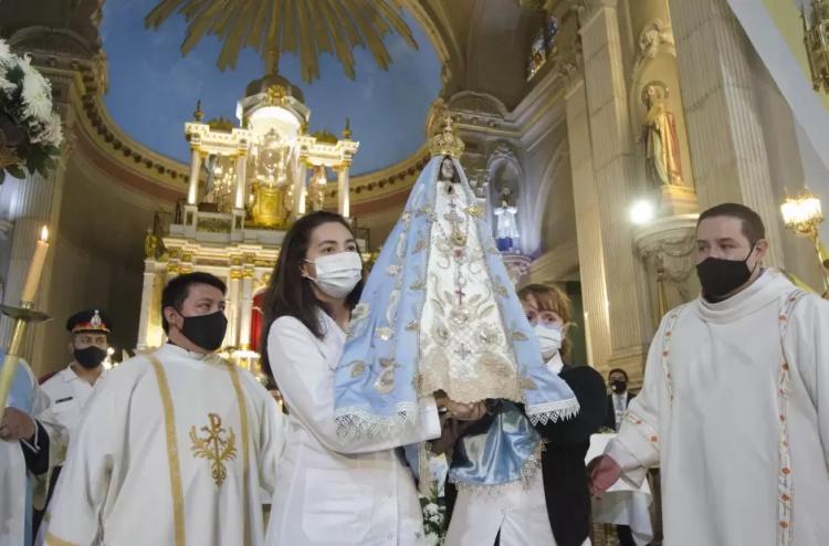 La "bajada" de la imagen abre las fiestas en honor de la Virgen del Valle